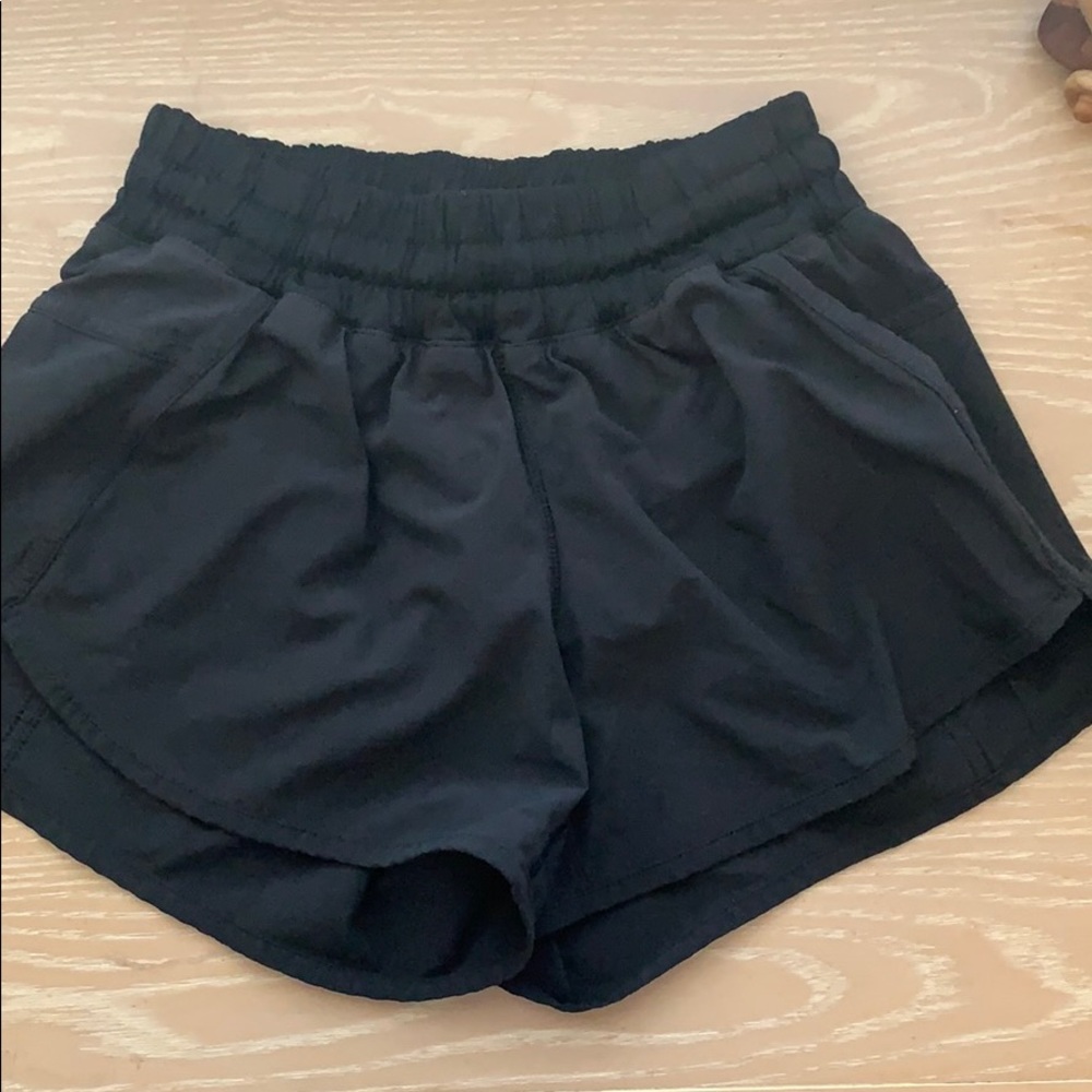 Lululemon size 6 tracker shorts